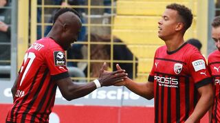 Ingolstadts Moussa Doumbouya (l.) gratuliert Marcel Costly zu seinem sehenswerten Führungstreffer beim TSV 1860 München.