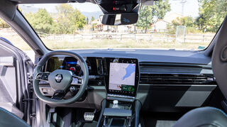 mid Madrid - OpenR nennt Renault die Displayanordnung, zwei 12-Zoll Bildschirme gehören dazu. Das Infotainment-System basiert auf Google Services, dazu gehört auch Google Maps als Navigationssystem.