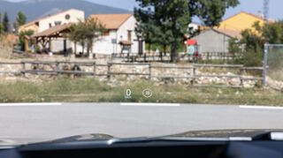 mid Madrid - Ein klares Head-up-Display zeigt die fahrrelevanten Daten an.