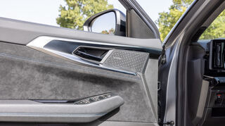 mid Madrid - Die Türen sind schön verkleidet, das Harman Kardon Soundsystem greift auf 12 Lautsprecher und einen 485 Watt Verstärker zurück und spielt klasse.