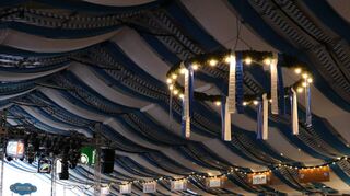 Noch stehen die Bänke auf den Tischen – ab Freitag werden sie von 3250 Menschen beim Oktoberfest gefüllt.