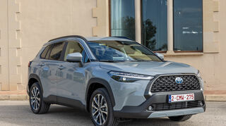 mid Barcelona - Der Corolla Cross positioniert sich zwischen dem größeren RAV4 und dem kleineren C-HR.