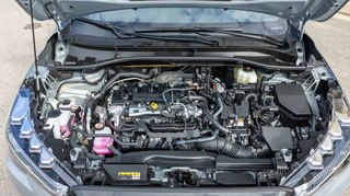 mid Barcelona - Der 2,0 Liter 4-Zylinder Motor ist mit der fünften Generation des Hybridsystems von Toyota ausgestattet, das merkt man beim Verbrauch - während der Testrunde sind es 5,2 Liter/100 km.