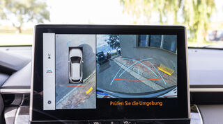 mid Barcelona - Die 360 Grad Rückfahrkamera ist ordentlich, Hilfslinien erleichtern das Parkmanöver.