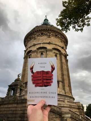 Karoh Taras "Beschreibung einer Krabbenwanderung" wurde für die Aktion "Mannheim liest ein Buch" ausgewählt.