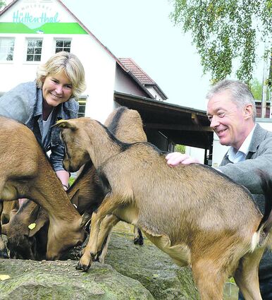 <p>In der Molkerei Hüttenthal im Odenwald ist die Herstellung von Käse, Quark oder Butter noch echtes Handwerk. Geschäftsführer Britta und Kurt Kohlhage (unten links mit den hofeigenen Ziegen) setzen dabei auf Tradition und Qualität.</p>