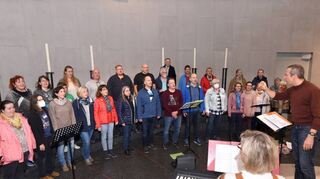 Für die Aufführung der Rockopern proben die Sänger und Sängerinnen in der Kirche. Auch jüngere Interessierte machen beim Projektchor mit.