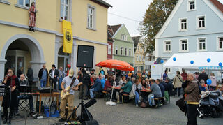 Ein Schnappschuss von der Seckenheimer Kerwe im Jahr 2019: Gute Laune am alten Rathaus mit Musik und Schlumbl.