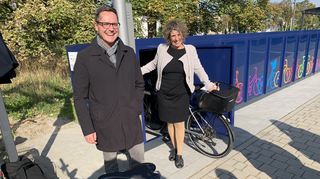 Ralf Eisenhauer und Diana Pretzell freuen sich über die neuen Boxen.