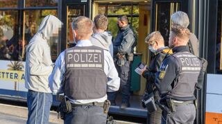 Neben den Mitarbeitern und Kontrolleuren der RNV waren auch Polizeibeamte bei der Kontrollaktion an der Haltestelle Händelstraße vor Ort mit dabei.