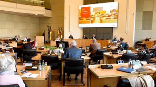 Im Ratssaal hörten die Stadträtinnen und Stadträte am Dienstag die Haushaltsreden der Stadtspitze. Die Reaktionen darauf fallen unterschiedlich aus.