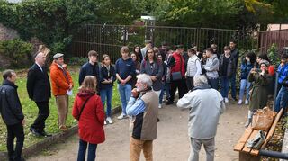 Schüler auf dem Platz der ehemaligen Synagoge in der Neckarstraße in Feudenheim.