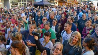 So voll war es bei der Eröffnung der letzten Kerwe in Feudenheim – und darauf hoffen die Veranstalter nach der langen Corona-Pause wieder.