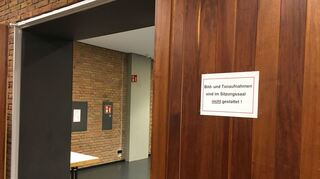 Im Kulturhaus Käfertal läuft die Versteigerung der Turley-Gebäude.