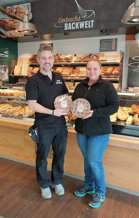 Inhaber Oliver Embach (l.) und die neue Bezirksleiterin Maria Hau zeigen hier leckere Linzer Torten.