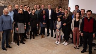 Bürgermeister Christoph Oeldorf (Mitte) im Historischen Zehntkeller mit Gemeinderatsmitgliedern und Schriesheimern, die neu eingebürgert wurden.