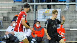 Ein Bild vom Duell im vergangenen April im Carl-Benz-Stadion: Waldhofs Dominik Kother (rechts) gegen Freiburgs Max Rosenfelder