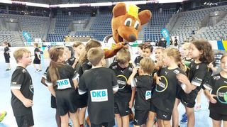 In der SAP Arena war auch Knuddeln mit dem DHB-Maskottchen Haniball angesagt.