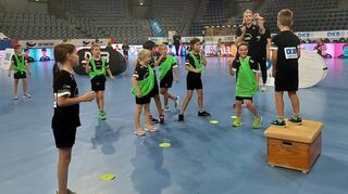 Die Kinder hatten beim Training mit den Nationalspielern und den Freiwilligen vom AC Mannheim-Neckarau viel Spaß.