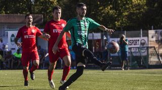 Spielt er oder spielt er nicht? Xhino Dushaj (ganz rechts) gilt bei Eintracht Bürstadt als Unterschiedsspieler.  Bild: Berno Nix