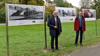 Neue Infotafeln zum Schlossgarten an der Rheinpromenade mit Michael Hörrmann (l.) und Robert Ettlinger.