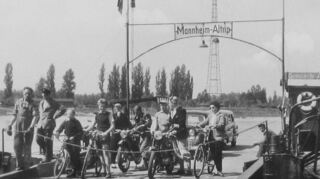Fähre 1955: Fahrräder und Motorräder dominieren.