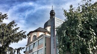 Seit 1987 nimmt das frühere Mädchen-Gymnasium, an dem der erste Jahrgang 1961 Abitur machte, auch Jungen auf.