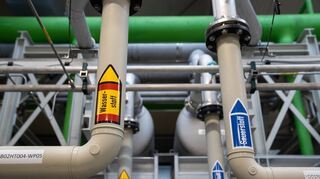 Zukunft für den Öffentlichen Nahverkehr? Auf Rohren einer Wasserstofferzeugungsanlage ist ein Aufkleber mit der Aufschrift „Wasserstoff“ angebracht.