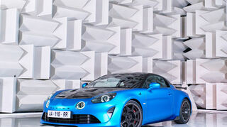mid Paris - Auch die Motorhaube und das Frontend sind aus Carbon gefertigt.
