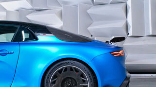 mid Paris - Die 18-Zoll Felgen der Alpine A110 R, welche in Zusammenarbeit mit Duqueine entwickelt wurden, bestehen ebenfalls vollständig aus Carbon.