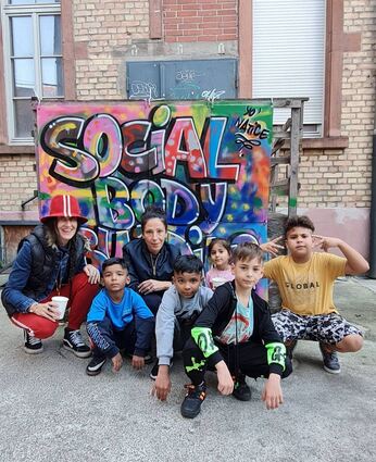 Das Graffiti-Projekt für Kinder mit den Künstlerinnen (v.l.) Victoria Pool aus Berlin und Steph Peichal vom Studio 68.