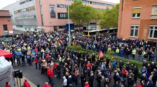 Die Belegschaft von Daimler Truck auf einer Infoveranstaltung vor dem Betriebsratsgebäude in Mannheim.