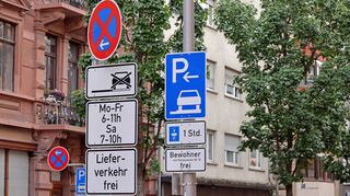Tagestickets für Anwohnerparkzonen wie hier in der Beilstraße/Jungbuschstraße dürfen bisher nur Autobesitzer mit Parkausweis zusätzlich erwerben.
