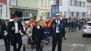 Durch den „Hunsarigg“ über die "Schachtl" gelangt der Kerweumzug zum Seckenheimer Rathaus.