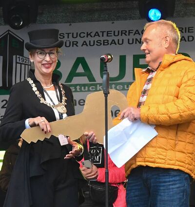 Kerwebürgermeisterin Irmi Benz mit Bezirksbürgerserviceleiter Frank Kassner bei der Schlüssel-übergabe zur Kerwe-Eröffnung im Feudenheim.