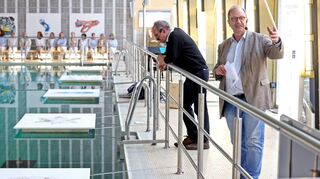 Umweltdezernent Alexander Thewalt (links) und GML-Geschäftsführer Thomas Grommes erläutern das Projekt mit Fundstücken aus Rhein und Mosel.