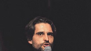Einfach gut: Slampoet und Kabarettist Nektarios Vlachopoulos nahm bei der Premiere des Programms „Das Problem sind die Leute“ eine gut gefüllte Alte Feuerwache ganz für sich ein.