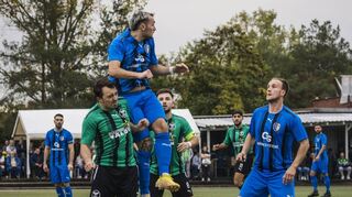 Lufthoheit: Riedrodes Gianluca Lucchese (rechts) setzt sich im Kopfballduell gegen Bürstadts Fabrizio Romagnolo deutlich durch. Die Eintracht bleibt die ganze Spielzeit über offensiv zu harmlos.