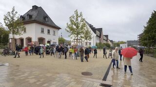 Großes Interesse: Bei strömendem Regen unternehmen mehr als 100 Besucher auf dem Gelände des Hospitals einen geführten Rundgang.