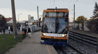 Am 8. Oktober wurde eine Bahn schwer beschädigt. Jetzt lagen erneut Steine auf den Gleisen.