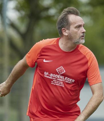 Gegen den FV 03 Ladenburg war auch SG Viernheims Spielertrainer Ralf  gefordert.