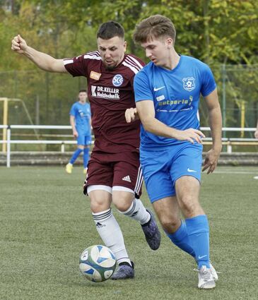 Käfertals Dennis Franzin (l.) versucht gegen Viernheims Deniz Uelker den Ball zu behaupten.