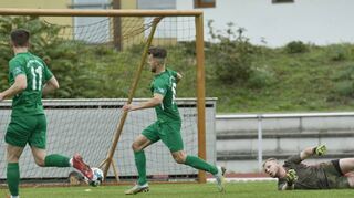 Viernheims Erik Anhoelcher (Mitte) überwindet hier Kürnbachs Torwart Louis Mannherz (r.) und erzielt das 5:1.