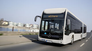 Der Gelenkbus eCitaro G von Mercedes-Benz.