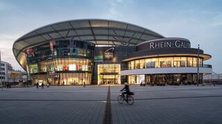 Die Ludwigshafener Rhein-Galerie in der Dämmerung. Nach schwierigen Zeiten geht es für die Mall laut Manager derzeit aufwärts.