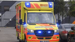 Ein Rettungswagen im Einsatz – die Regeln dafür sollen Richter prüfen.