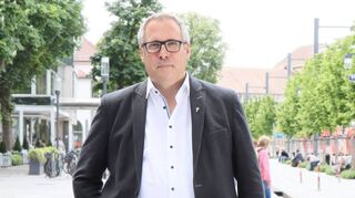 Heute ein befreiterer Mensch, der sich in der Rolle des Seelsorgers wohler fühlt als in der Rolle des Managers in der römisch-katholischen Kirche.