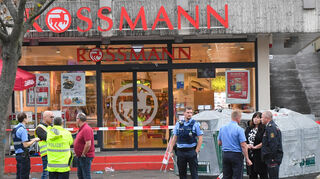 Oberbürgermeisterin Jutta Steinruck macht sich am Nachmittag ein Bild von der Lage. In der Rossmann-Filiale wurde der Angreifer niedergeschossen.