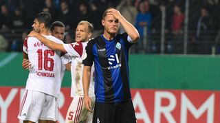 Während Waldhof-Kapitän Marcel Seegert nach dem Pokal-Aus enttäuscht ist, feiern die Spieler des 1. FC Nürnberg den Achtelfinal-Einzug.