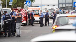 Polizisten und Rettungskräfte stehen an einem der Tatorte in Ludwigshafen.